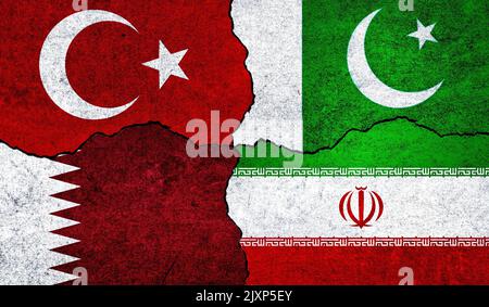 Bandiere di Iran, Pakistan, Turchia e Qatar su un muro. Pakistan Qatar Iran alleanza con la Turchia Foto Stock