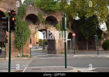 Alcune foto della Città Eterna di Roma, Italia, scattate passeggiando per il centro della città e sul fiume Tevere in una giornata di sole autunnali, con Roma Foto Stock