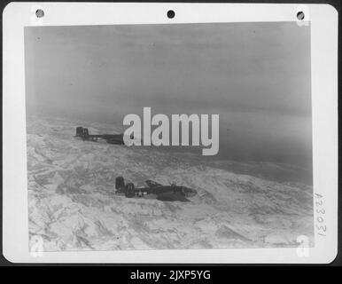 Due Mitchells nordamericani B-25 del 12th AF sulle Alpi sulla loro strada verso i loro obiettivi. Italia. Foto Stock