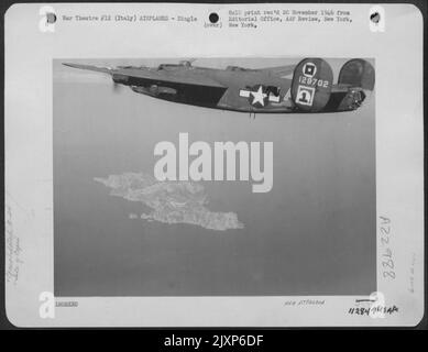 Winging maestoso Homeward, questo consolidato B-24 Liberatore del 15th AF Flies sopra la famosa isola di Capri in Italia, dopo aver completato la sua missione nel cuore del territorio Enemy. Foto Stock