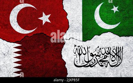 Bandiere di talebani, Pakistan, Turchia e Qatar su un muro. Afghanistan Pakistan Qatar Turchia alleanza Foto Stock