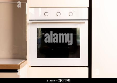 Moderna cucina bianca e beige con armadio a muro Foto Stock