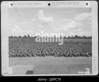 Centinaia di uomini, tra cui i membri del Battaglione Aviazione Ingegnere 834Th, si sono esibiti per Una performance di Uso presentata allo Stadio dello Sport di Nurnberg, in Germania. Foto Stock