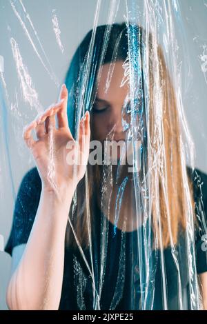 pandemic auto isolamento intrappolato donna pellicola di plastica Foto Stock