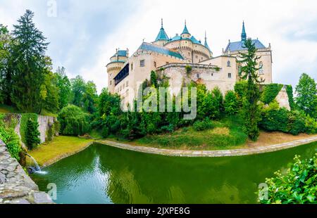 Bojnice castello medievale, patrimonio dell'umanità dell'UNESCO, Slovacchia. Si tratta di un castello romantico con alcuni elementi originali gotici e rinascimentali costruito nel 12th centu Foto Stock