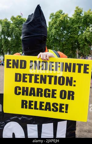 Parliament Square, Westminster, Londra, Regno Unito. 7th Set, 2022. I manifestanti hanno indossato tute arancioni e hanno tenuto cartelloni e striscioni che chiedevano la chiusura della struttura della baia di Guantánamo a Cuba Foto Stock