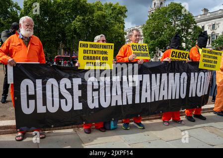 Parliament Square, Westminster, Londra, Regno Unito. 7th Set, 2022. I manifestanti hanno indossato tute arancioni e hanno tenuto cartelloni e striscioni che chiedevano la chiusura della struttura della baia di Guantánamo a Cuba Foto Stock