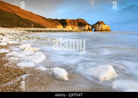 Thornwick Nab vicino a Flamborough nello Yorkshire catturato poco dopo l'alba utilizzando una lunga velocità dell'otturatore. Foto Stock