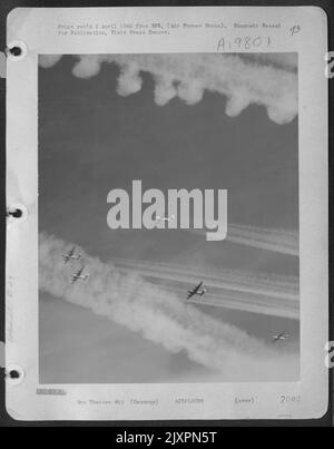 Consolidato B-24 Liberator Bombers del 15th AF lasciare Un pattinatore di Vapor Trails alto sopra i Railyards a Muhldorf, Germania il 19 1945 marzo. Le pesanti del 15th AF stanno martellando continuamente all'Enemy mentre l'aria si offende contro la portata di Enemy Foto Stock