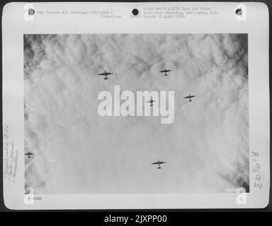 Una formazione di liberatori B-24 consolidati del Gruppo Bomb 392nd Wing They Way Over A Blanket of Clouds en Route to Bomb Enemy installazioni a Ludwigshaven, Germania. 2 dicembre 1943. Foto Stock