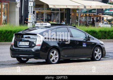 Toyota Prius taxi auto ibrida nelle strade di Koszalin, Polonia Foto Stock
