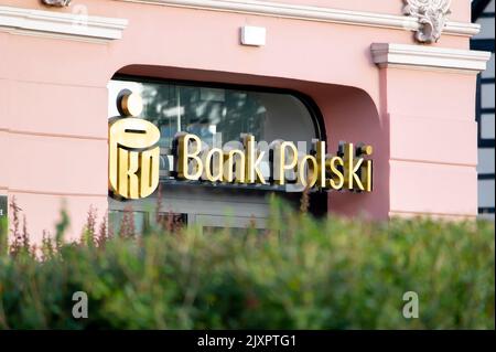 Logo PKO della Golden Bank Polski in ufficio in Polonia Foto Stock