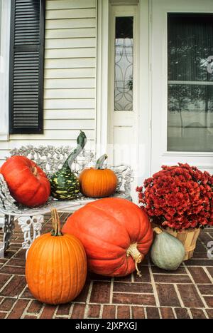 Decorazioni autunnali di zucche, buongustai, mamme e squash su una veranda di campagna, Mercer County, New Jersey, NJ USA US Pumpkin Halloween Porch 2004 Foto Stock