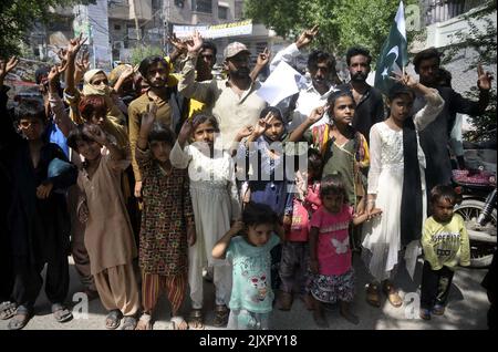 I residenti di Badin stanno organizzando una manifestazione di protesta contro i commercianti di droga nella loro zona, presso il club stampa di Hyderabad mercoledì 07 settembre 2022. Foto Stock