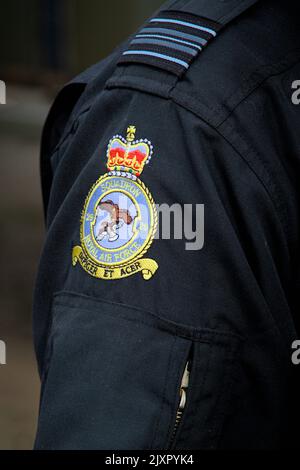 Fotografia, immagine di Un Royal Air Force 29 Squadron ricamato braccio intessuto Patch su Un nero Flying Suit, Bournemouth UK Foto Stock