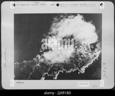 Bombe che cadono dal consolidato B-24 Liberator Bombers del 15th AF forma Uno strano modello di fumo, bombe burst e crateri come attaccano le posizioni di pistola nella zona di Tolone il 13 1944 agosto. È stata osservata la copertura completa del target per concentrazione pesante. Foto Stock