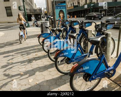 Utente CitiBike presso una docking station a Lower Manhattan a New York lunedì 29 agosto 2022. (© Richard B. Levine) Foto Stock