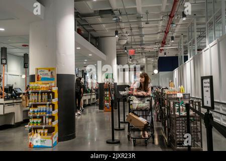 Shopping in un supermercato Whole Foods Market a New York Sabato, 27 agosto 2022. (© Richard B. Levine) Foto Stock