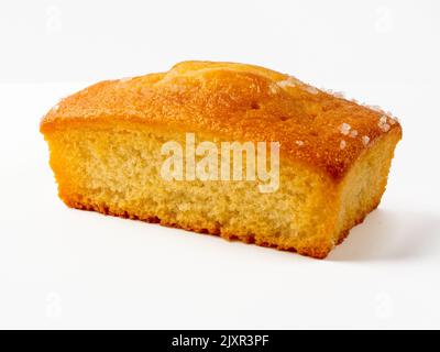 Torta di pane alla vaniglia Madiera isolata su fondo bianco Foto Stock