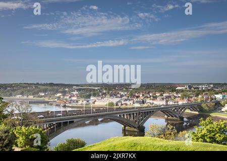 Risalente al 1920s, il ponte reale Tweed trasporta il traffico stradale sul fiume. Il vecchio ponte Berwick in pietra del 17th° secolo può essere visto appena oltre Foto Stock