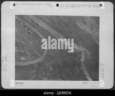 Un altro ponte Hun cade sotto le bombe di Martin B-26 Marauders della Tactical Air Force. Questa volta il suo ponte ferroviario a Arles, Francia. Foto Stock