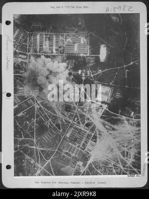 Un grande campo militare a Blois, nei pressi di Orleans, è stato sotto la lista USAAF 8th di obiettivi dietro la linea e il 11 giugno 44 ha trovato i liberatori consolidati B-24 scatenare un attacco lì. Tutto questo faceva parte dell'assistenza AF 8th agli uomini che spingono avanti Foto Stock