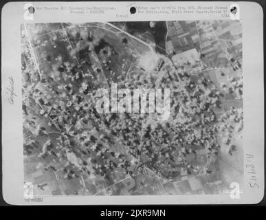 I liberatori B-24 consolidati dell'AAF 15th, scortati da Mustangs nordamericano P-51, attaccarono l'airdrome Montpellier/Frejorgues sulla costa meridionale della Francia il 27 maggio 44, e nonostante un'intensa barraga flak e combattenti nemici che sparano Foto Stock