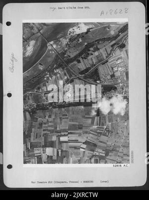 Colpi diretti hanno parzialmente danneggiato un'estremità del ponte a Cinqmars, Francia durante l'attacco da parte dei pesanti bombardieri US 8th AAF il 15 giugno 1944. I colpi hanno anche tagliato la ferrovia in due punti. Foto Stock