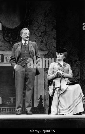 Alec Guinness (Dudley Gaveston), Margaret Leighton (Matty Seaton) in UNA FAMIGLIA E Una FORTUNA di Julian Mitchell all'Apollo Theatre, Londra W1 10/04/1975 adattato dal romanzo di I. Compton-Burnett design: Margaret Harris illuminazione: Nick Chelton regista: Alan Strachan Foto Stock