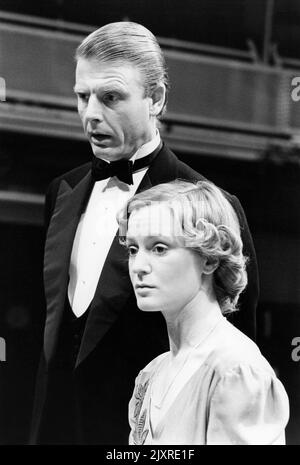 Edward Fox (Harry), Joanna David (Mary) nella RIUNIONE DI FAMIGLIA di T. S. Eliot alla Roundhouse, Londra NW1 18/04/1979 un Royal Exchange, Manchester produzione scenografia: Laurie Dennett Costumi: Clare Jeffery illuminazione: Michael Williams regista: Michael Elliott Foto Stock