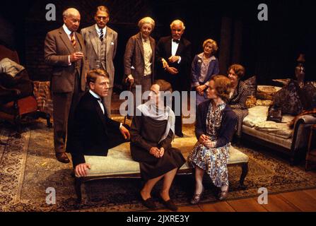 Front LEFT: Edward Fox (Harry) Right: Joanna David (Mary) in THE FAMILY REUNION di T. S. Eliot alla Roundhouse, Londra NW1 18/04/1979 un Royal Exchange, Manchester scenografia di produzione: Laurie Dennett Costumi: Clare Jeffery illuminazione: Michael Williams regista: Michael Elliott Foto Stock