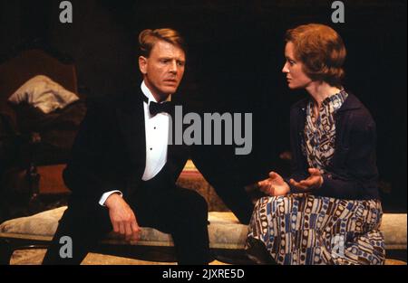 Edward Fox (Harry), Joanna David (Mary) nella RIUNIONE DI FAMIGLIA di T. S. Eliot alla Roundhouse, Londra NW1 18/04/1979 un Royal Exchange, Manchester produzione scenografia: Laurie Dennett Costumi: Clare Jeffery illuminazione: Michael Williams regista: Michael Elliott Foto Stock