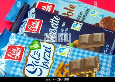 Amburgo, Germania - Settembre 7 2022: Varie barrette di cioccolato con etichetta Fairtrade da fin Carre Foto Stock