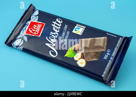 Amburgo, Germania - Settembre 7 2022: 1 barra di cioccolato Noisette con etichetta Fairtrade da fin Carre Foto Stock