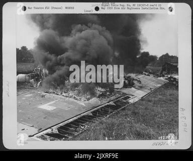 Il relitto Di Un Boeing B-17 'Flying Fortress' brucia in Un campo francese. L'aereo fu costretto a scendere da Enemy Action, ma tutta l'equipaggio fuggì senza ferirsi. Francia, 7 agosto 1944. Foto Stock