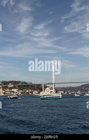 Vista delle navi da crociera sul Bosforo, la storica moschea di Ortakoy e il ponte di Istanbul. È una giornata estiva soleggiata. Bella scena. Foto Stock