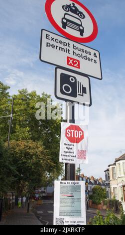 Un cartello stradale che segnala l'inizio di una controversa LTN (Low Traffic Neighbourhood) su Black Boy Lane nel quartiere di Haringey a Londra Foto Stock
