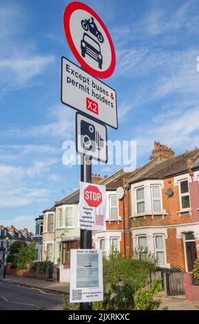 Un cartello stradale che segnala l'inizio di una controversa LTN (Low Traffic Neighbourhood) su Black Boy Lane nel quartiere di Haringey a Londra Foto Stock