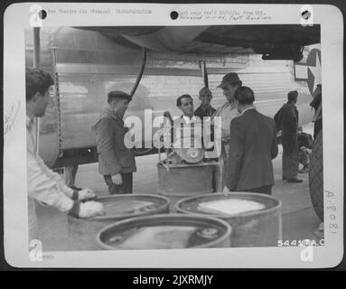 American Consolidated B-24 Liberator pilota del 15th AF spiega pompa ai residenti di Lione. La pompa è stata utilizzata per estrarre gas dai serbatoi ad alette e nei tamburi. Foto Stock