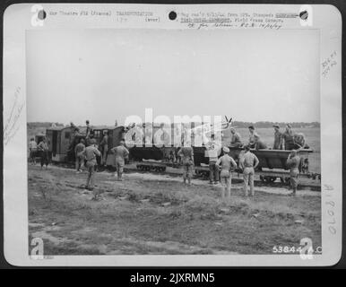 Una ferrovia in miniatura rivitalizzata su una base in Francia, una volta detenuta dai tedeschi, serve a consegnare i piloti del Fighter Group della 9th AF ai loro aerei. Munizioni e altre forniture sono inoltre trasportate per fornire i piloti Mustang e gli equipaggi di terra. Foto Stock