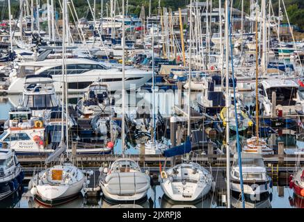 porticciolo per yacht a lymington hampshire, porticciolo completo con yacht impaccati negli ormeggi e nei pontoni durante la stagione estiva, porticciolo per yacht affollato. Foto Stock