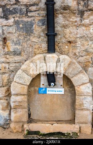 acqua dolce fontana di acqua potabile in una nicchia in una parete sul lungomare a swanage sull'isola di purbeck nel dorset, regno unito Foto Stock