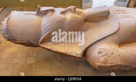 Una grande statua del faraone ramses II Foto Stock