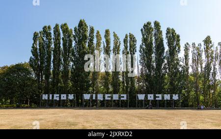 Un'immagine del segno polacco che recita come 'No More War' in Westerplatte. Foto Stock