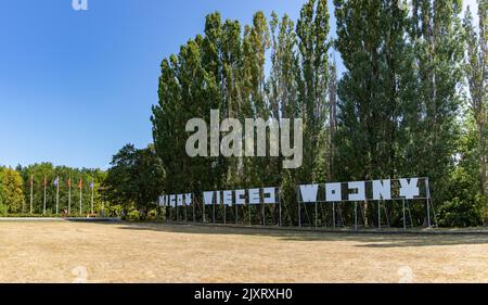 Un'immagine del segno polacco che recita come 'No More War' in Westerplatte. Foto Stock