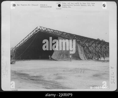 Costruzione Di Un Hangar Butler da uomini del 834Th ingegnere aereo Battaglione a le Molay, Francia. Foto Stock