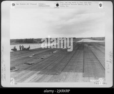 La maglia metallica è posata sulla superficie di Una pista da Men del Battaglione di Aviazione dell'Ingegnere 834Th ad un Airfield a Lombron, Francia. Foto Stock