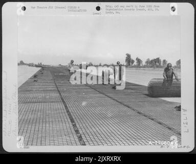 Gli uomini del 834Th ingegnere Aviazione Battaglione posa filo matting durante la costruzione di un campo d'aviazione a St. Pierre Du Mont, Normandia, Francia. Foto Stock