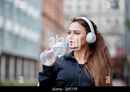 Un singolo jogger femminile per le strade di Manchester, Regno Unito Foto Stock