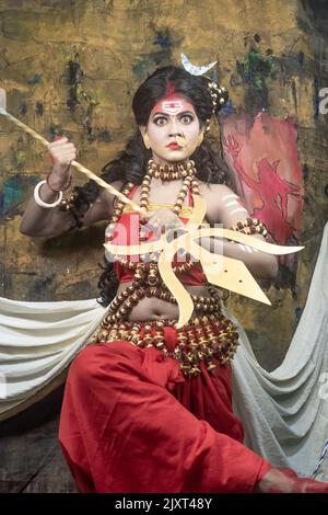 Concetto Agomoni / Mahalaya Shoot-Forms di Parvati con abito tradizionale come la dea Foto Stock